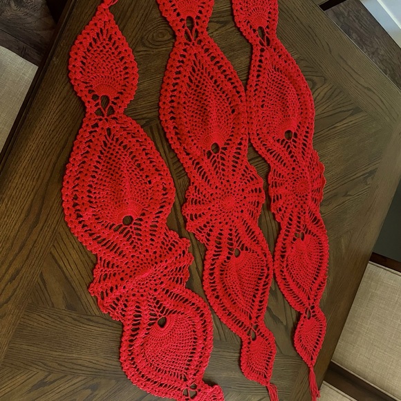 Table Runner - Picture 1 of 4